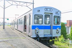 [弘南鉄道大鰐線津軽大沢駅] 553列車、7000系7039F、今度は我々も乗り込みます。後ろは秩父行表示。